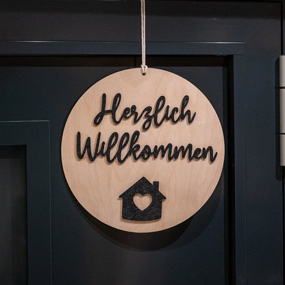 Türschild „Herzlich Willkommen” aus Holz-Filz-Kombination